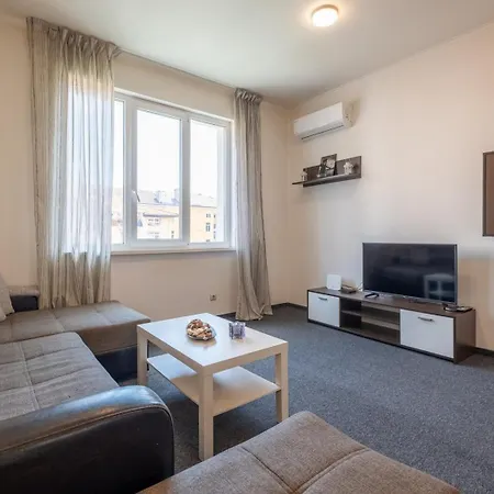 Lovely Brand New 2 Bdrm Apt. Apartamento *