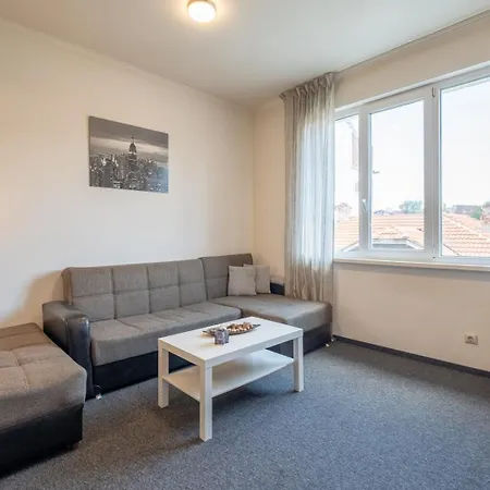 Lovely Brand New 2 Bdrm Apt. Apartamento